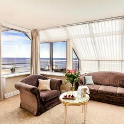 JURMALA SUITE ✨ Izbaudi izsmalcinātu komfortu un plašumu apartamentos, kur katrs detaļas elements ir radīts Tavām augstākajām prasībām.

No katras istabas balkona vērojams jūras skats 