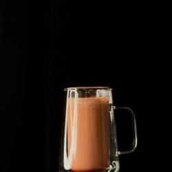 ❄️ Ziemas dienām piestāv sildoši dzērieni

Sezonāli dzērieni ☕ ar bagātīgām garšām un smalkiem aromātiem sasilda, nomierina un ļauj dienai noslēgties nesteidzīgā ritmā.

Tas ir kā rituāls, kurā ziemas aukstums paliek aiz loga, bet iekšā valda komforts un mierpilna atmosfēra. ✨

