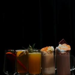 ❄️ Ziemas sezonas dzērieni siltām un nesteidzīgām baudīšanas reizēm.

Aukstajās ziemas dienās aicinām sasildīties ar īpaši radītu dzērienu izlasi, kurā aromāti, garšas un sildošas notis veido harmonisku ziemas noskaņu. Katrs dzēriens ir pārdomāts, lai sniegtu izsmalcinātu baudījumu un komfortu aukstajā sezonā.

❄️ Ziemas dzērienu piedāvājumā:

▫️Cherry Balsam Toddy
▫️White Mulled Wine
▫️Santa’s Kiss
▫️Elf’s Creamy Baileys Coffee
▫️Chocolate Magic

Nesteidzīgai atpūtai, siltumam un mieram ziemas noskaņā. 