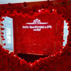 ❤️ Februāris viesnīcā sākas ar mīlestības sajūtu.

Maigas gaismas, smalki romantiski akcenti un elegance veido vidi, kur gribas apstāties, ieelpot un vienkārši būt.

Valentīndienas noskaņa virmo gaisā jau no pirmajiem soļiem vestibilā –