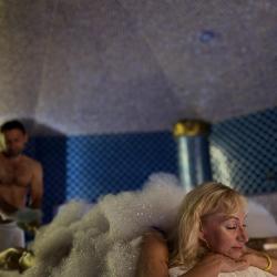 Izbaudi Hamam SPA rituālu – senās austrumu tradīcijas ķermeņa attīrīšanai un dziļai relaksācijai. Turku pirts mikroklimats atver poras, uzlabo asinsriti, veicina limfas plūsmu un atjauno ķermeņa un garīgo līdzsvaru.

Rituālā ietilpst:
 ▫️Ķermeņa sasildīšana Hamam (10 min)
 ▫️Pīlinga masāža ar Kessa cimdu (25 min)
 ▫️Visa ķermeņa masāža balto ziepju putu mākoņa ieskāvumā + karstā ūdens rituāls (25 min)

Atklāj relaksāciju un harmoniju – “Baltic Beach Hotel & SPA” ✨

#balticbeachhotel #hamam #sparitual