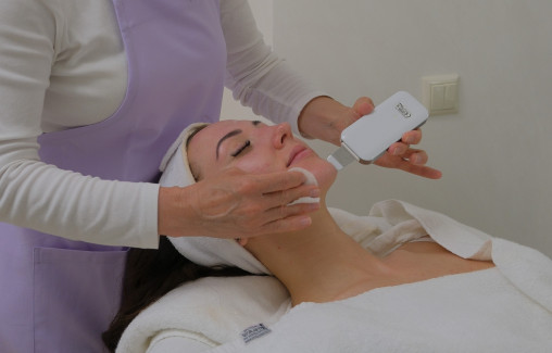 Face Space - Black Rose