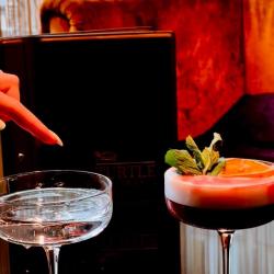 Pagarini svētku sajūtu un ienirsti nesteidzīgā baudījumā “Turtle Lounge”. Eleganta atmosfēra, izsmalcināti dzērieni un mūsdienīga noskaņa. 