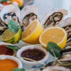 Vai var būt kas labāks par jūras velšu, vīna un atvasaras baudīšanu Seafood & Oyster Terrace 