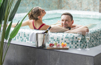 CONFESSION OF LOVE - The Garden, prosecco, dessert, massage & dinner