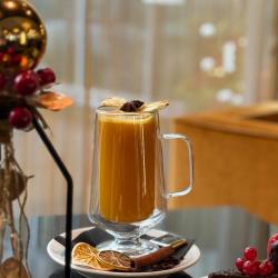 ❄️ Jaunums Turtle Lounge – ziemas dzērieni!

Atklāj jaunu garšu pieredzi – sildošus ziemas dzērienus, kas radīti mierpilniem mirkļiem un svētku noskaņai. Papildini baudījumu ar izsmalcinātu desertu un ļaujieties nesteidzīgai atpūtai elegantā lobby bāra atmosfērā.

Mirklis sasildīties, apstāties un izbaudīt ziemas atpūtu pie jūras. ✨