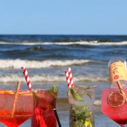 ☀️ Perfektā vasaras diena pie jūras…

Kad saule silda un viļņi čukst, atliek tikai izvēlēties savu iecienītāko no pieciem atsvaidzinošiem kokteiļiem – katrs ar savu garšu, noskaņu un vasaras sajūtu. Kurš būs Tavs? 