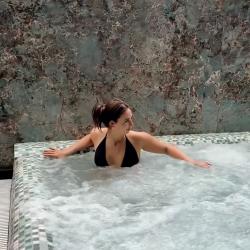 ❄️ Ziemas dienas ir radītas, lai ļautos SPA relaksācijai

Siltais jūras ūdens, klusa atmosfēra un harmoniski SPA rituāli palīdz atjaunot enerģiju, atslābināt prātu un atgūt iekšējo līdzsvaru.

Ideāls veids, kā baudīt patiesi nesteidzīgu atpūtu. ✨

