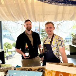 1. maija pēcpusdiena piepildīta ar izsmalcinātām garšām un vasarīgu noskaņu! ✨

“Oysters & Bubbles” pasākumā baudījām svaigas austeres kopā ar @renarspurmalis, “Moët & Chandon” kopā ar @varenbergs_oskars un nesteidzīgu atmosfēru pašā jūras krastā. 
