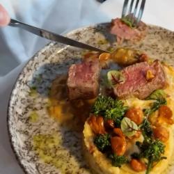 “VIEW Restaurant – Seafood & Grill” piedāvā izsmalcinātu jūras velšu un grilētu ēdienu izlasi, kas gatavota no svaigiem, sezonāliem produktiem. Katra maltīte ir augstākās kvalitātes garšas pieredze, ko papildina panorāmas skats uz jūru un rūpīgi veidota vīnu un kokteiļu karte. ✨

Ideāla vieta romantiskiem vakariem, biznesa tikšanās reizēm un īpašiem notikumiem.

