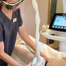 Atklāj harmonisku ķermeņa formu ar inovatīvām procedūrām – ✨ Icoone vakuuma masāža ar lāzera tehnoloģiju un Monaco mikrostimulācijas kriomasāža

Šīs procedūras aktivizē dabiskos atjaunošanās procesus, veicinot gan estētiskus, gan labsajūtas rezultātus — saudzīgi, efektīvi un mērķtiecīgi.

Ieguvumi pēc procedūrām:
▫️ samazināts zemādas tauku slānis un celulīta pazīmes
▫️ izteiktāks, harmoniski veidots ķermeņa siluets
▫️ nostiprināts muskuļu tonuss
▫️ uzlabota ādas elastība un tvirtums
▫️ aktivizēta limfodrenāža un toksīnu izvadīšana

