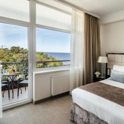 Executive Suite ✨ Grezns numurs ar atsevišķu guļamistabu un plašu dzīvojamo zonu, diviem balkoniem ar sānskatu uz jūru 
