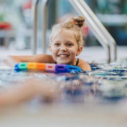 Jūras ūdens relaksācijas kompleksa "Sea Wellness" baseinā peldētprasmi var apgūt vai uzlabot jebkurā vecumā.
