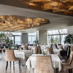 ✨ DISCO PARTY NIGHT | 19.09. 

Aicinām uz neaizmirstamu vakaru restorānā “VIEW Restaurant – Seafood & Grill”, kur mirdzošās gaismas un zelta hiti saplūdīs vienā ritmā! 